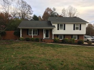 1010 Tangle Dr, Hickory, NC 28602