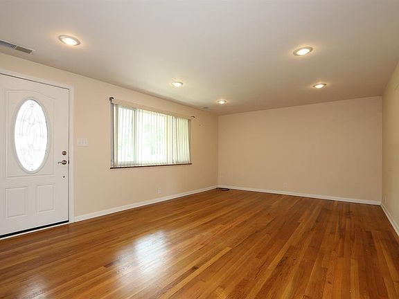 3rd image of 119 Castanea Dr