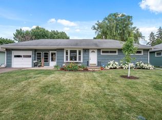 2598 Charlotte St, Roseville, MN 55113