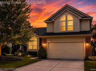 6473 Lake Meadow Dr, Waterford, MI 48327