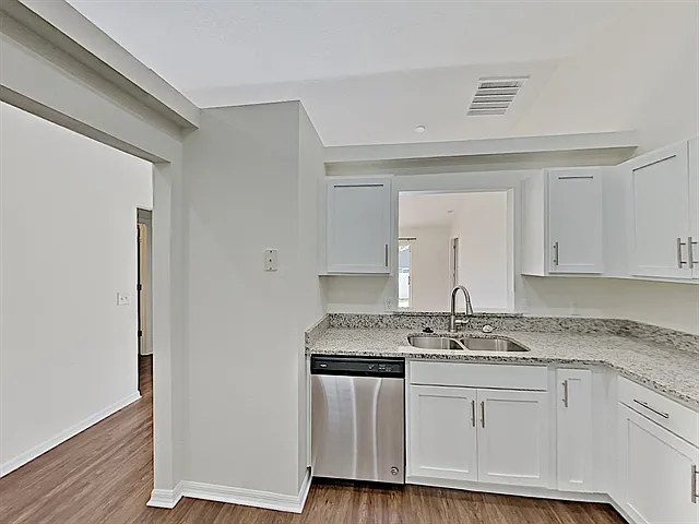 3 bed, 2.0 bath, 1239 sqft, $2,220 — Photo 2