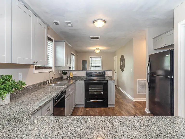 908 Mapleash Ave — Photo 6