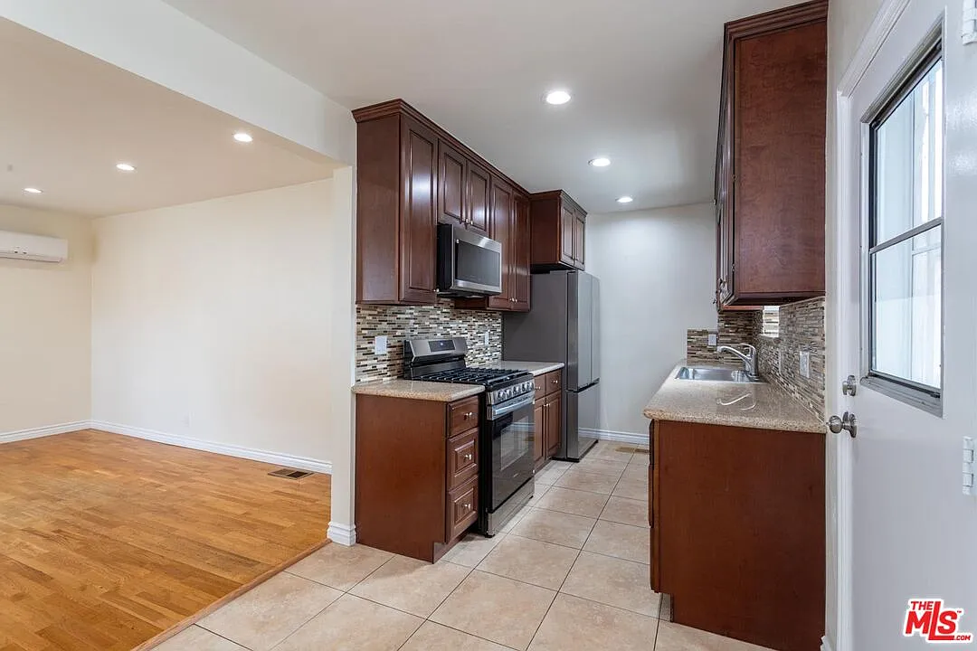 2 bed, 1.0 bath, $2,950 — Photo 3
