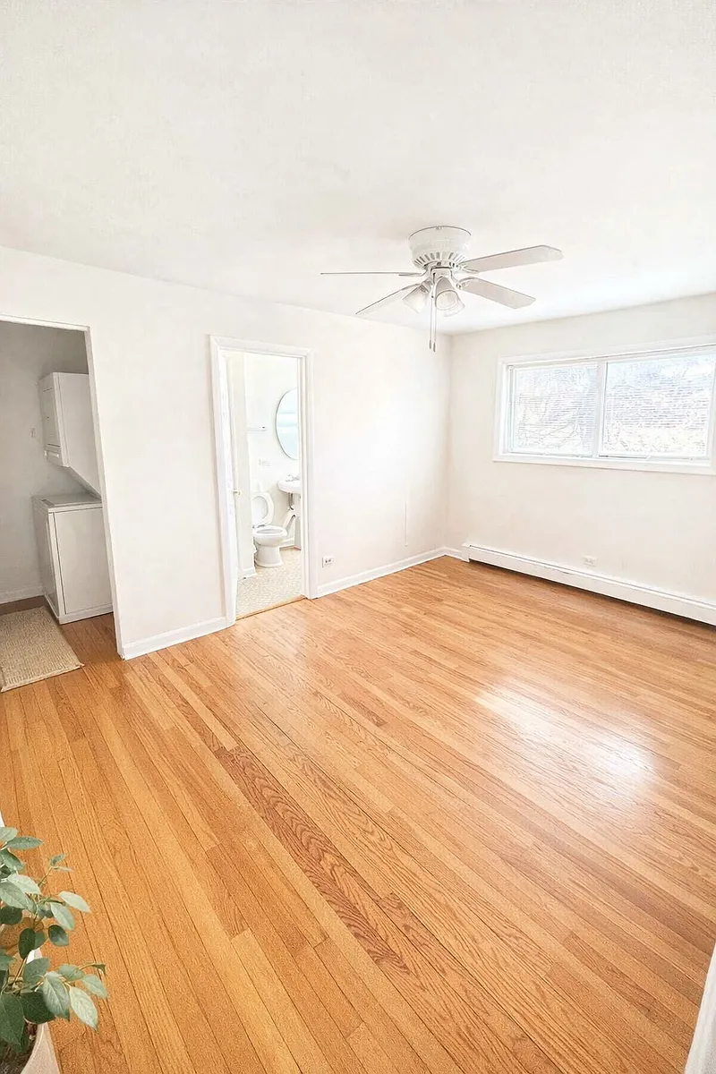 Building Photo - 1404 W Estes Ave