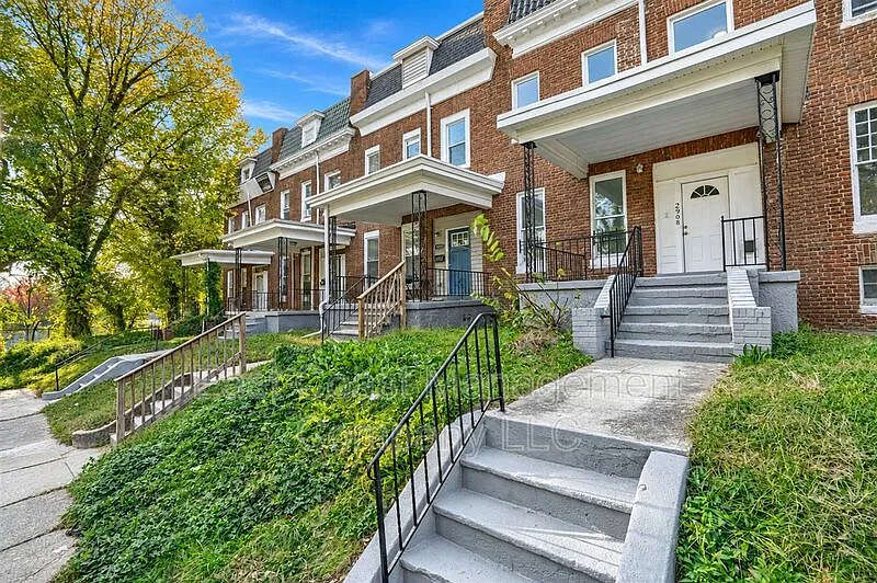 3 bed, 1.5 bath, $2,195 — Photo 3