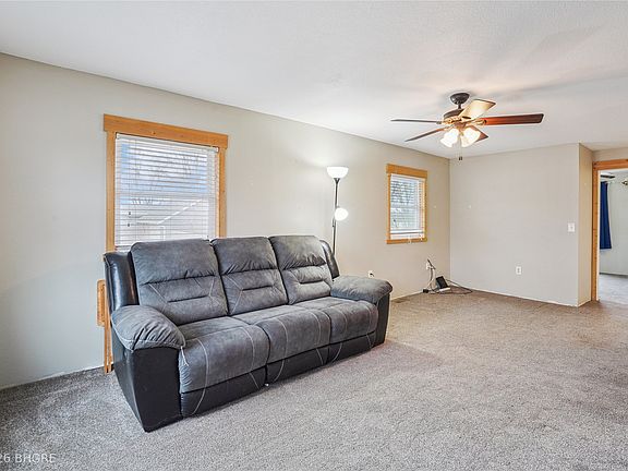 4th image of 402 Walnut St