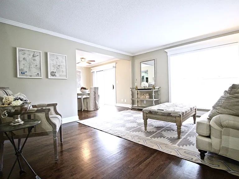 Plaza La Belle Apartments — Photo 16