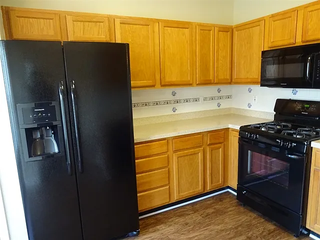3041 Lake Park Trl — Photo 3