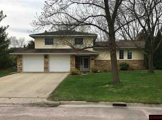 1012 Sioux Ln, Saint Peter, MN 56082