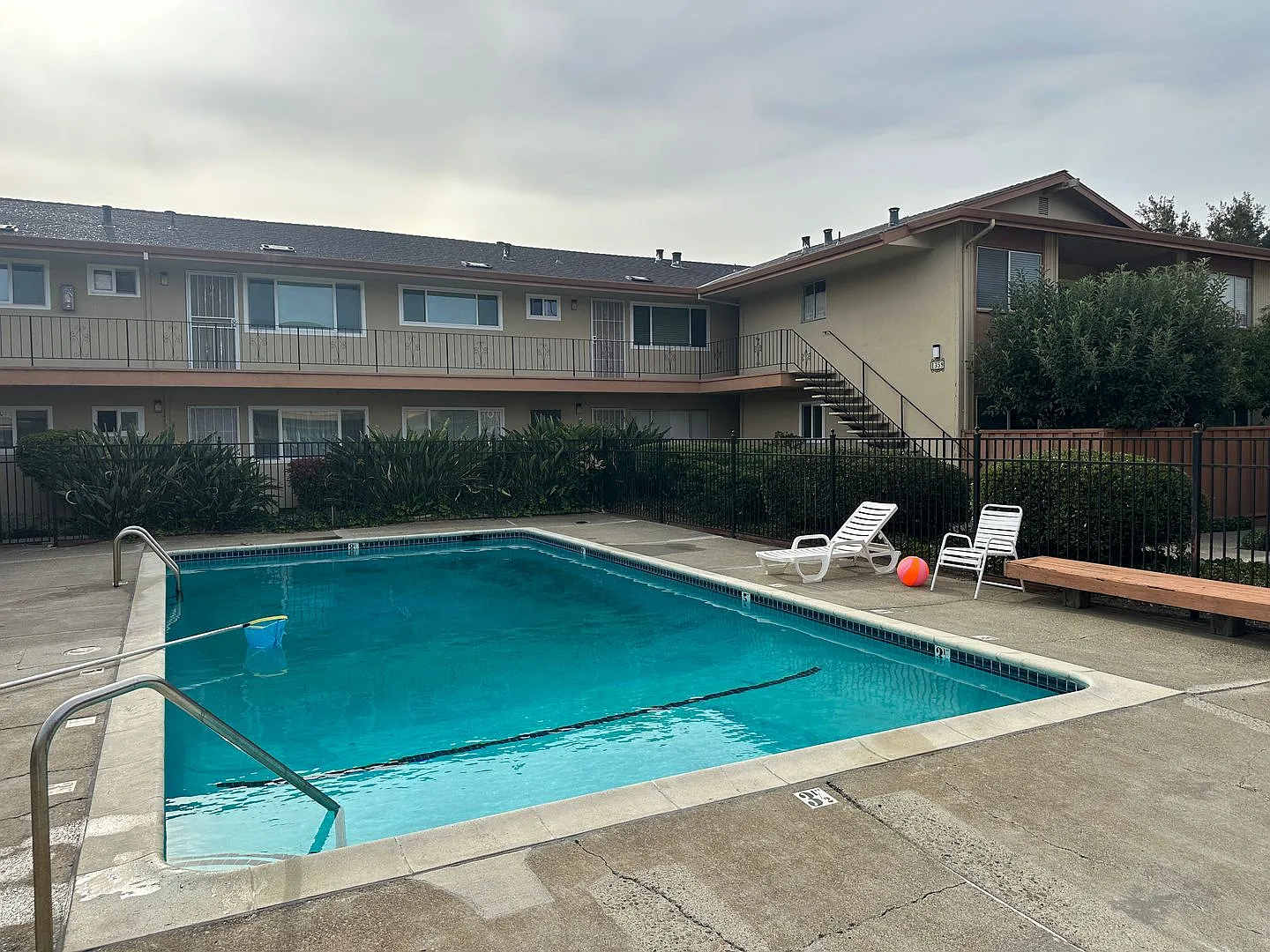 Clean two Bedroom Condo with Pool and Backyard — Photo 1