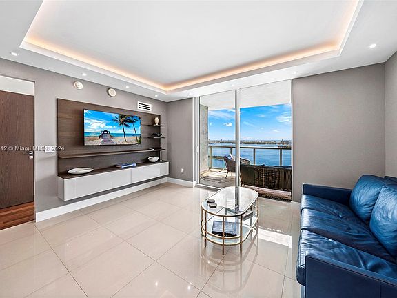 3rd image of 1900 N Bayshore Dr APT 4201