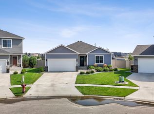 909 Ashley Dr W, West Fargo, ND 58078