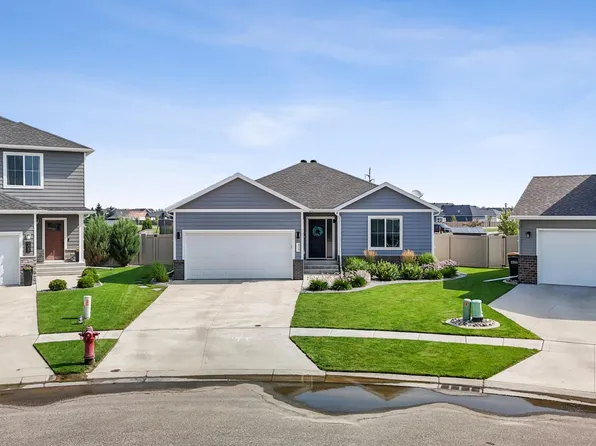 909 Ashley Dr W, West Fargo, ND 58078