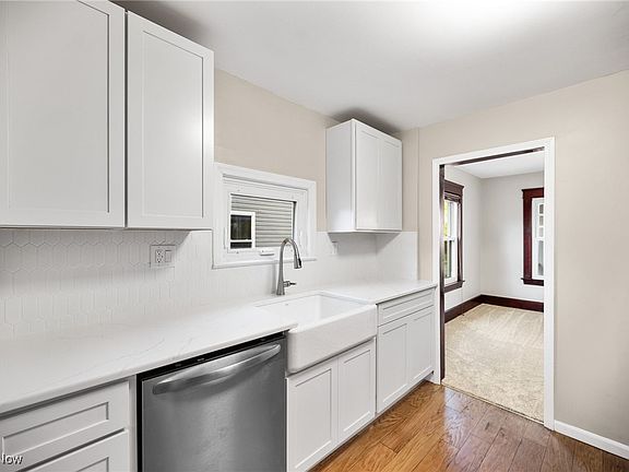 4th image of 136 Woodrow Ave