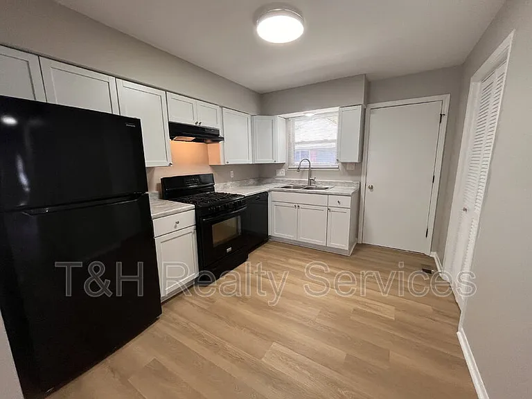 110 Pennsylvania Ct — Photo 8