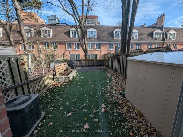 17 Douville Ct, Toronto, ON M5A 4E7