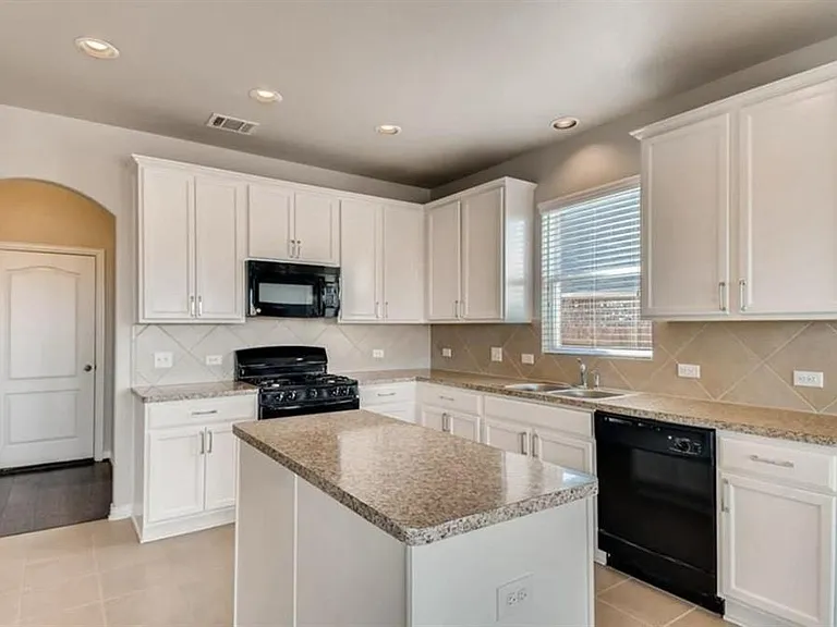 117 Mollie Dr — Photo 2