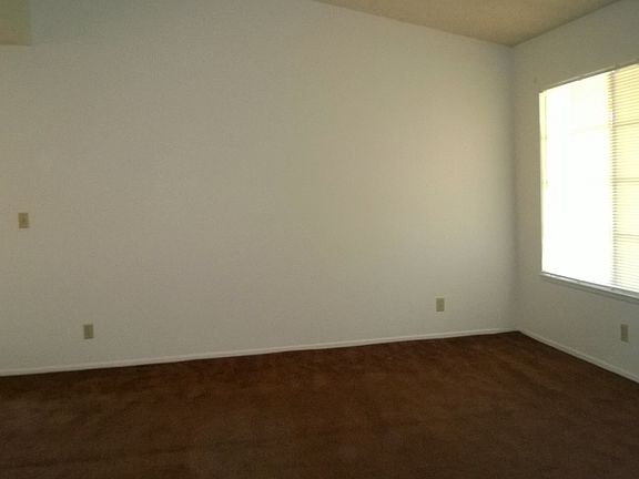 4th image of 45462 Thornwood Ave