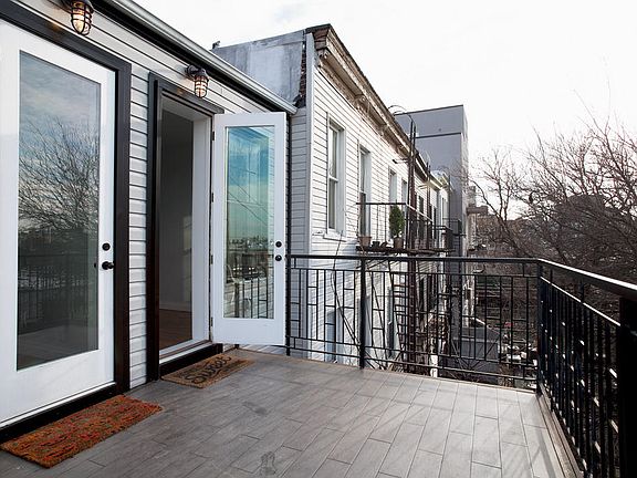 5th image of 331 Melrose St APT 2R