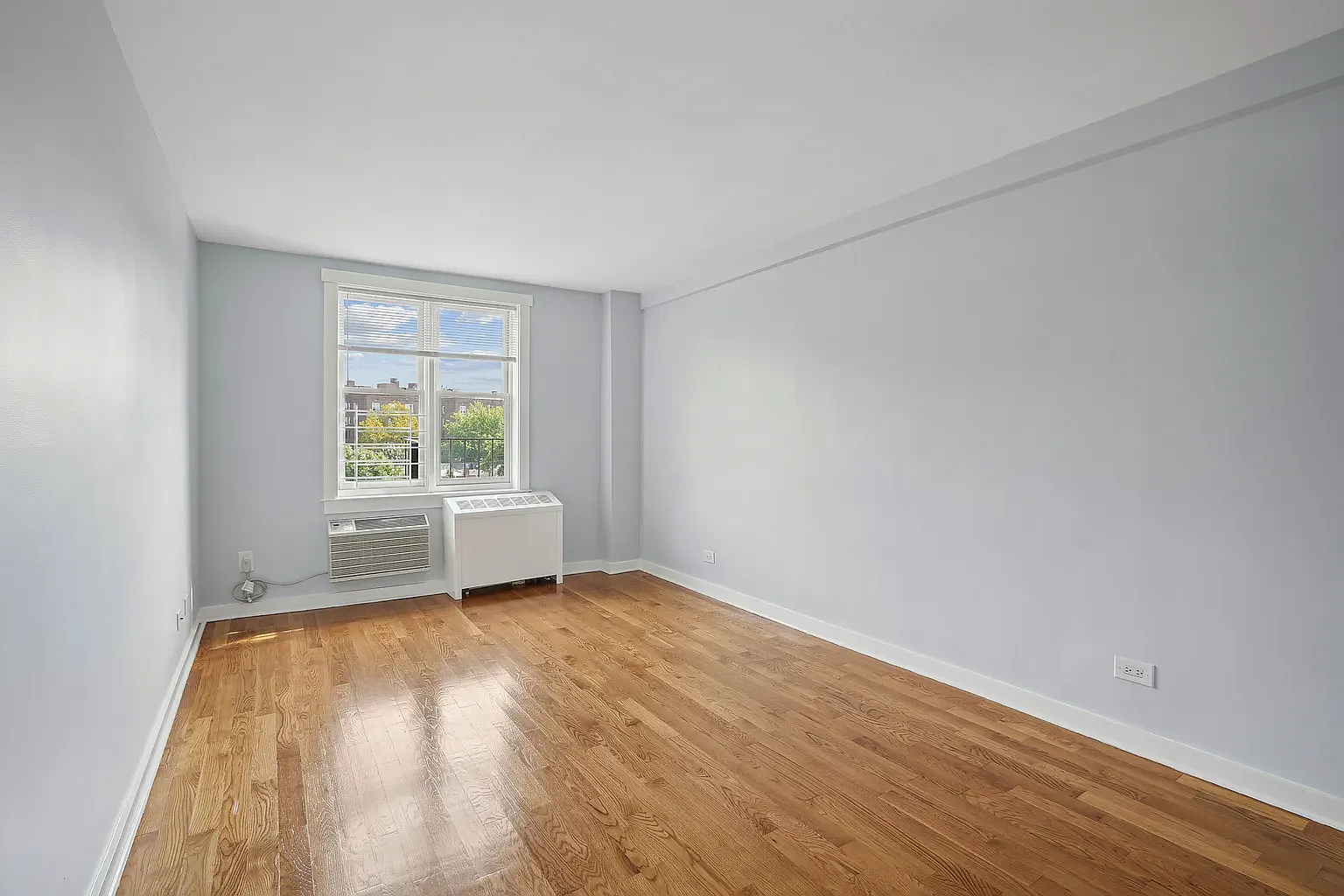2160 Matthews Avenue — Photo 4