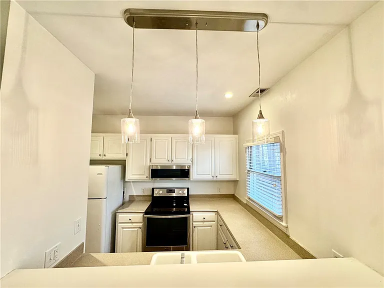 245 Willow Ct — Photo 4
