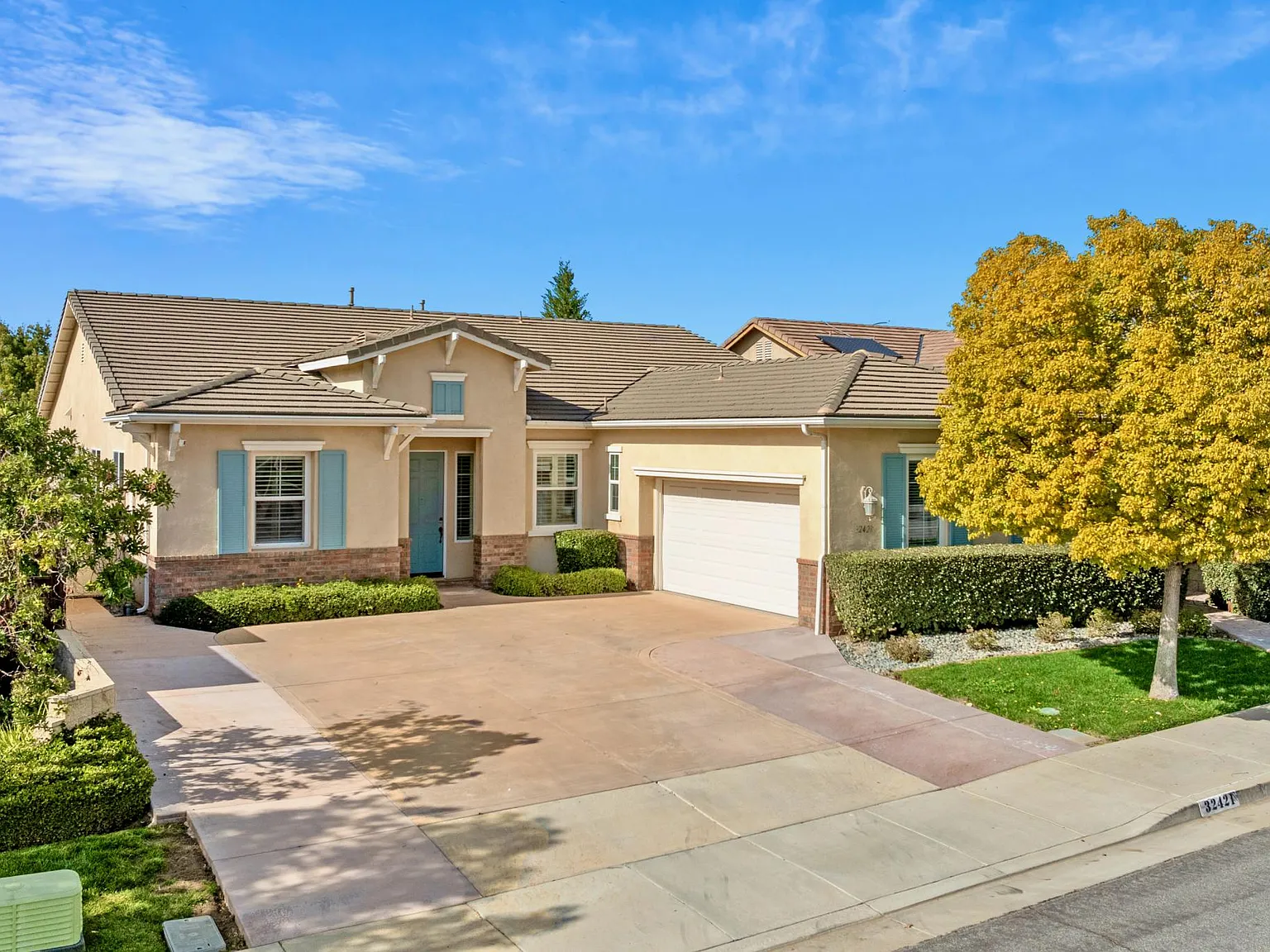 4 bed, 2.5 bath, 2567 sqft, $4,490 — Photo 2