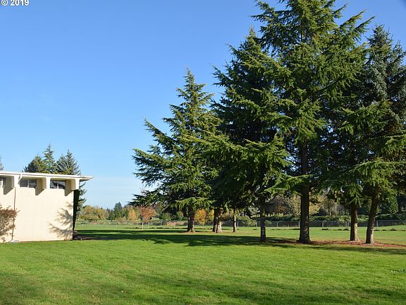 3rd image of 1814 NE Hogan Dr