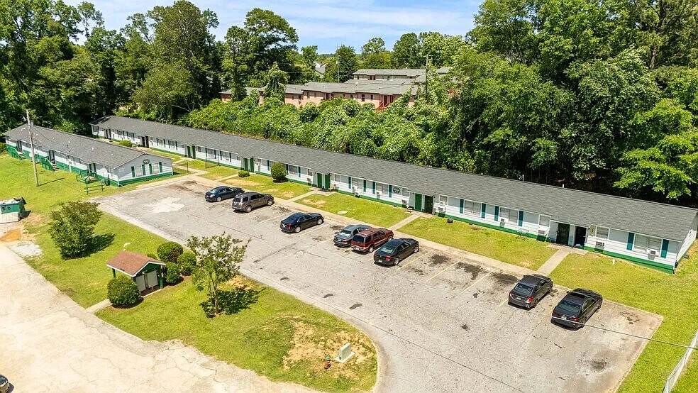 Landmark Apartments — Photo 1