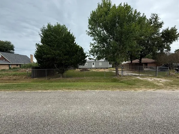 1215 Trinity St, Anahuac, TX 77514