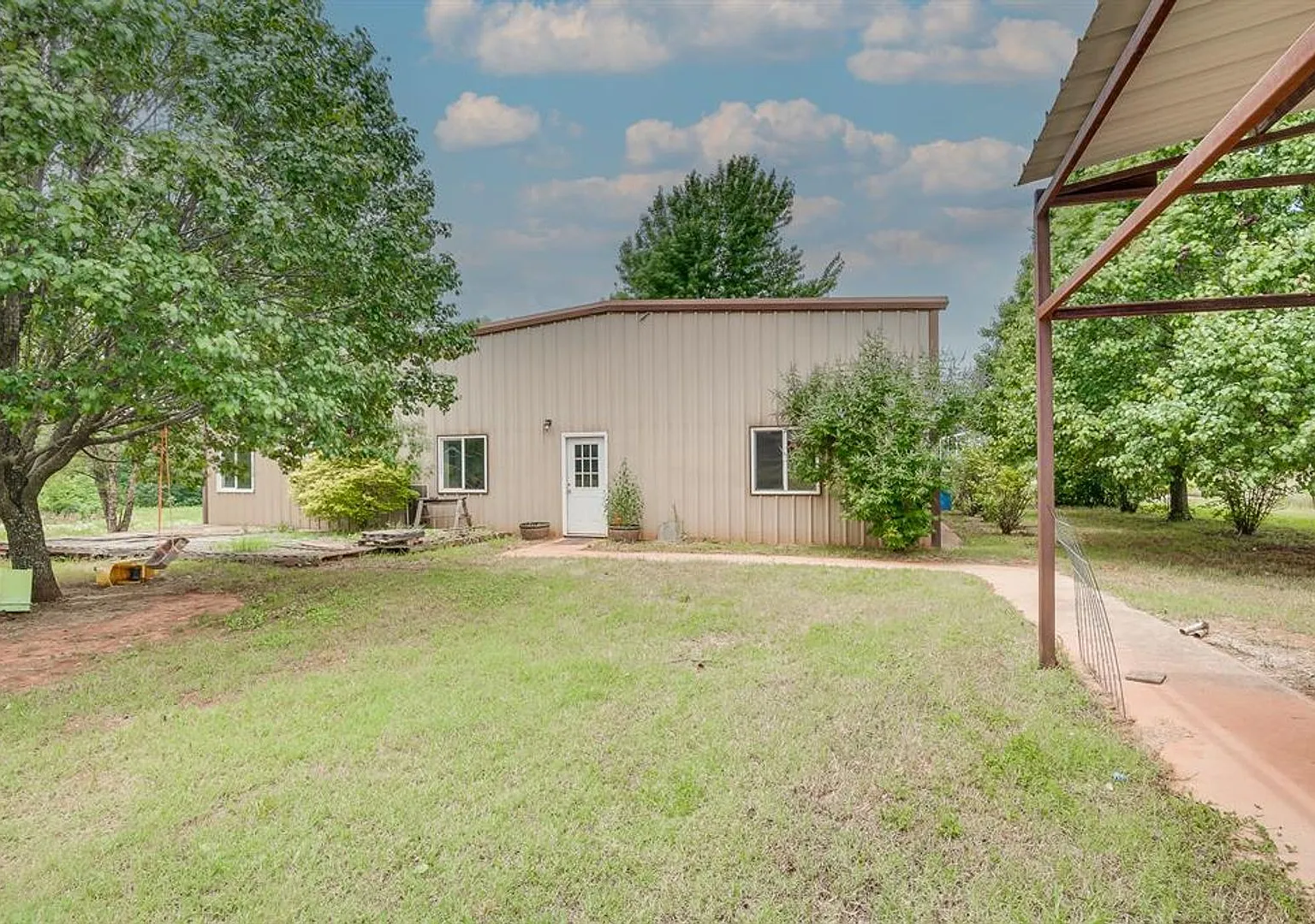 Country Living at Its Finest 40 Acres, Shops & Barndominium — Photo 1