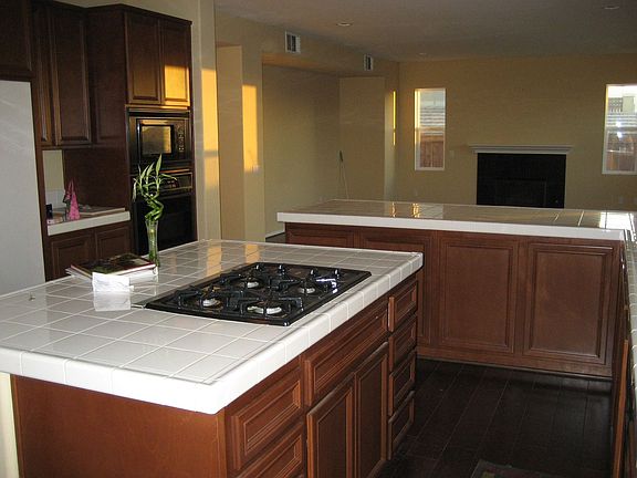 Kitchen w/island