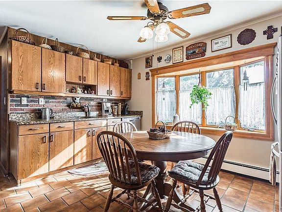 3rd image of 24 Mellow Ln