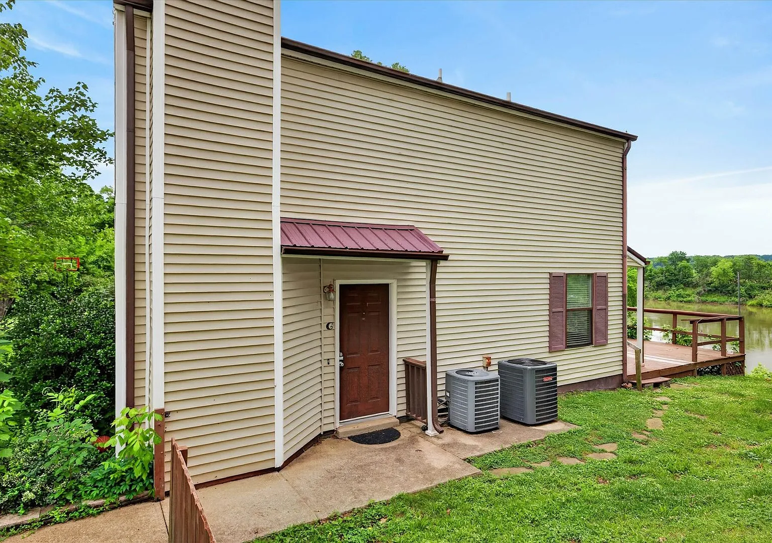 The Kingsbury Drive Townhomes For Rent! — Photo 3
