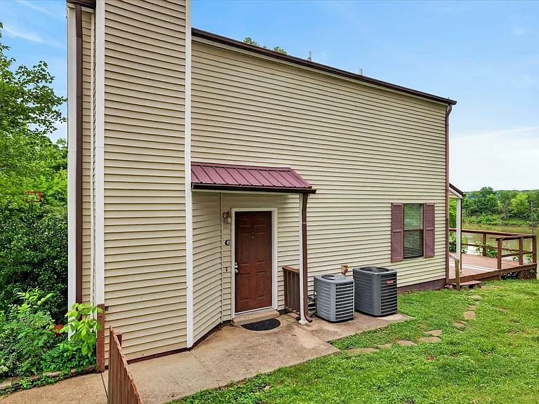 921 Kingsbury Dr #C — Photo 2