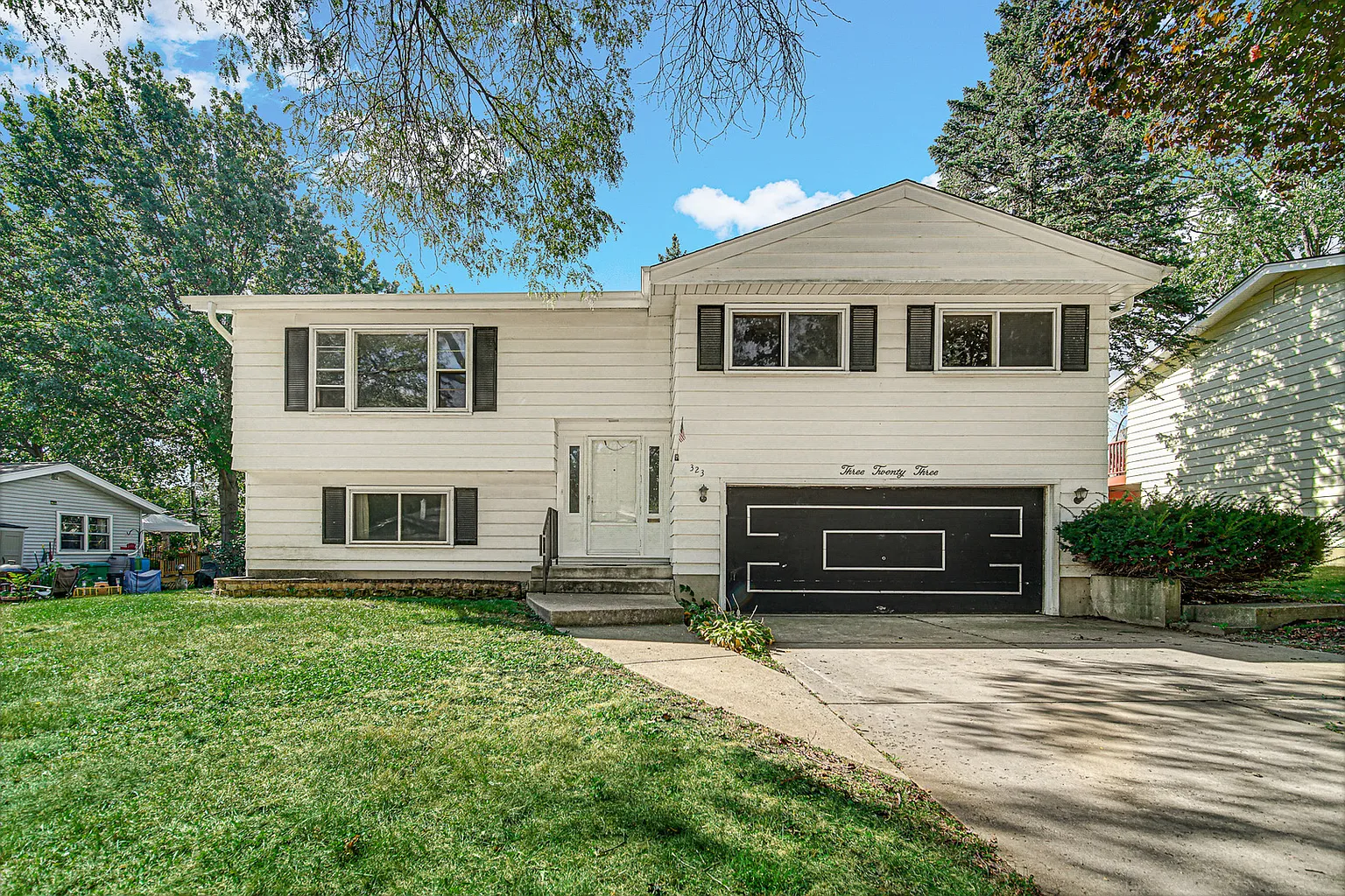 323 W Goebel Dr photo 1