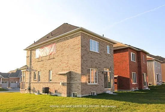 683 Baldwin Cres — Photo 12