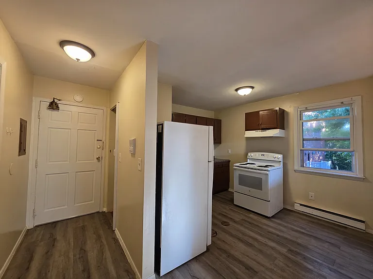 240 Sheffield Ave #B — Photo 3