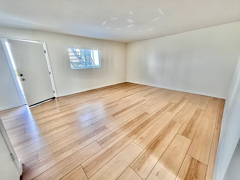 382 W Ramona St #C — Photo 9