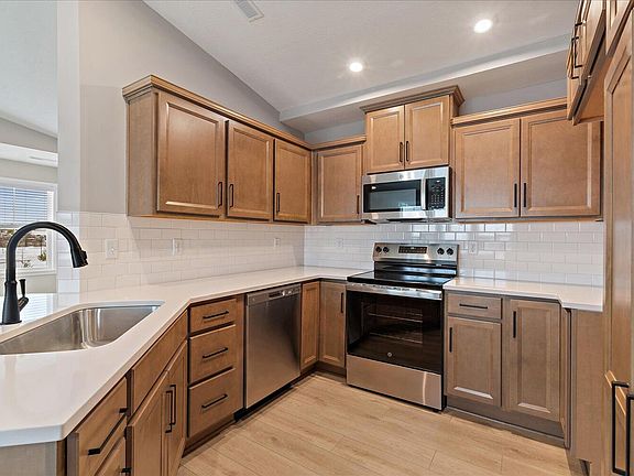 5th image of 758 Crescent Lndg #1-300