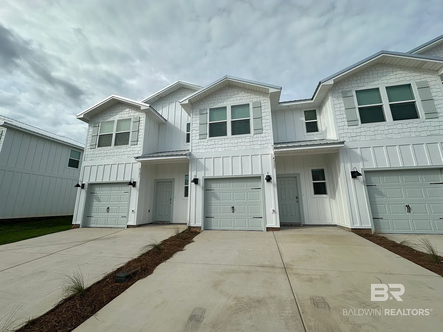 3 bed, 2.5 bath, 1437 sqft, $2,100 — Photo 2