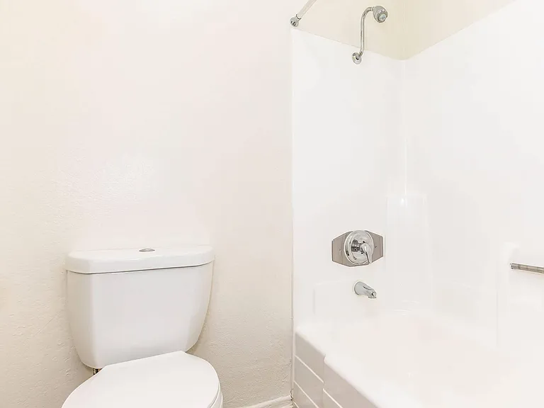 Eastwood Apartment Homes — Photo 47