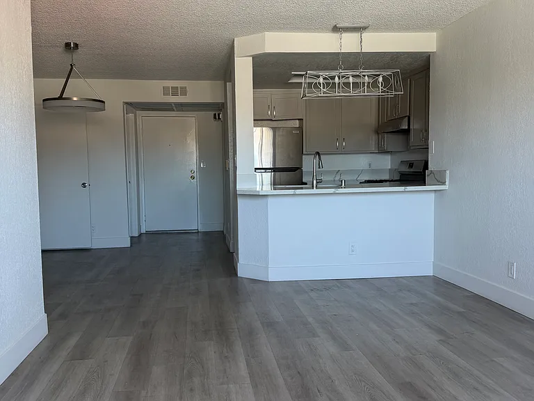 234 S Kenmore Ave #213 — Photo 2