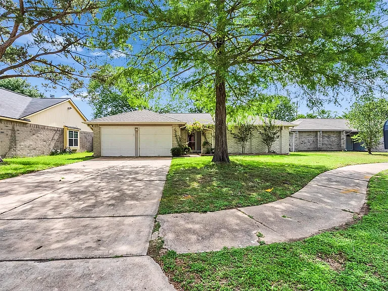 2554 Olympus Dr — Photo 2