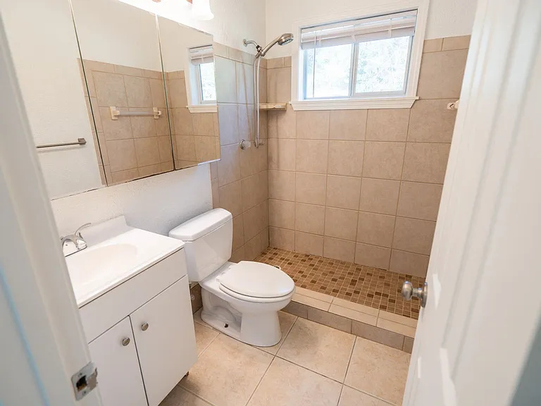 406 Essex Dr — Photo 25