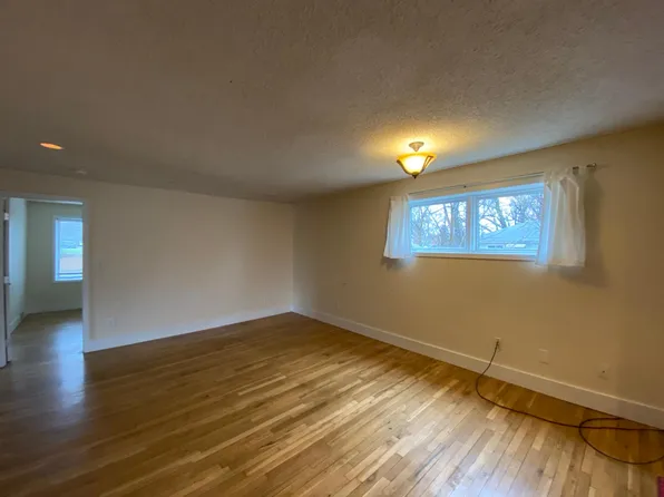 6920 Maryland Dr, Urbandale, IA 50322