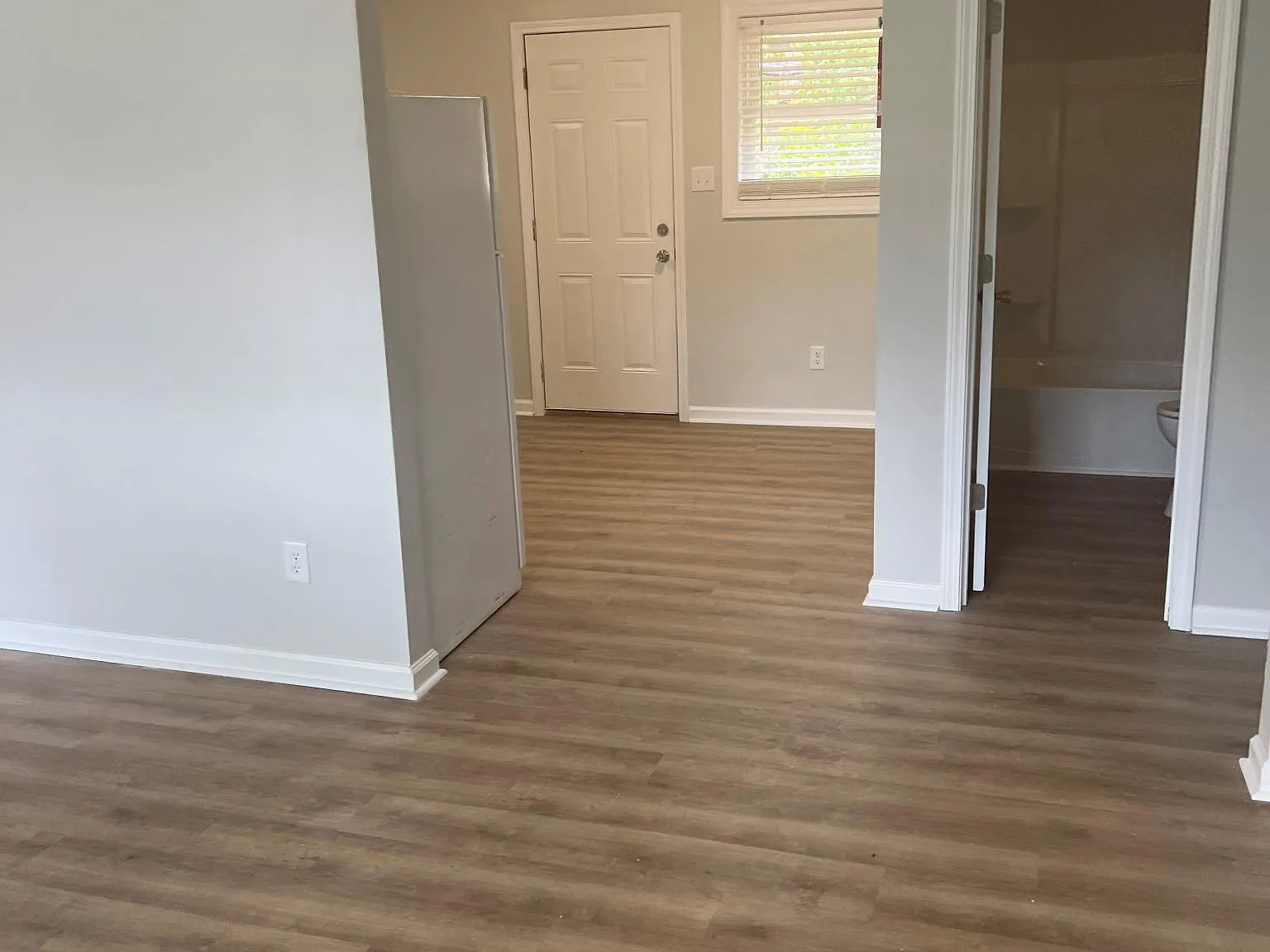 1900 Dutch Valley Dr — Photo 2