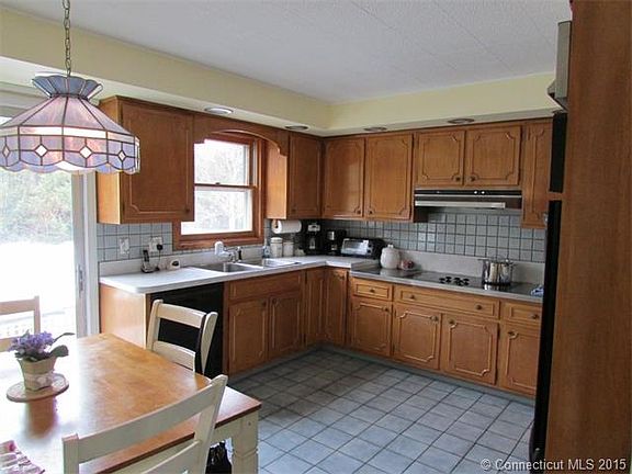 5th image of 26 Dorchester Ln