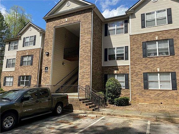 2nd image of 3247 Fairington Dr
