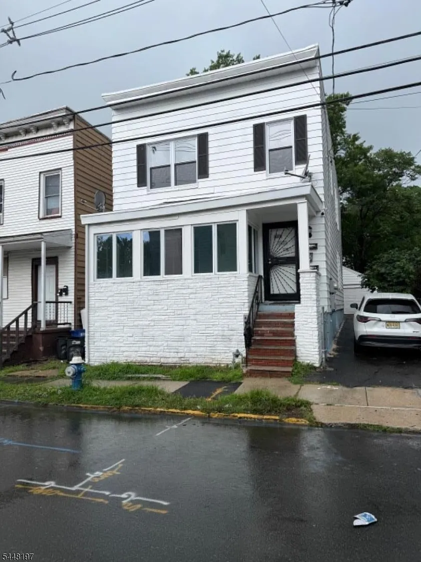 3 bed, 1.0 bath, $2,600 — Photo 1