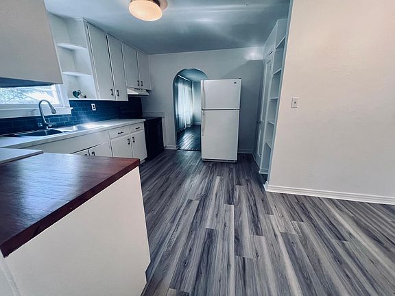 Fresh kitchen
{refrigerator and oven included No didhwasher}!